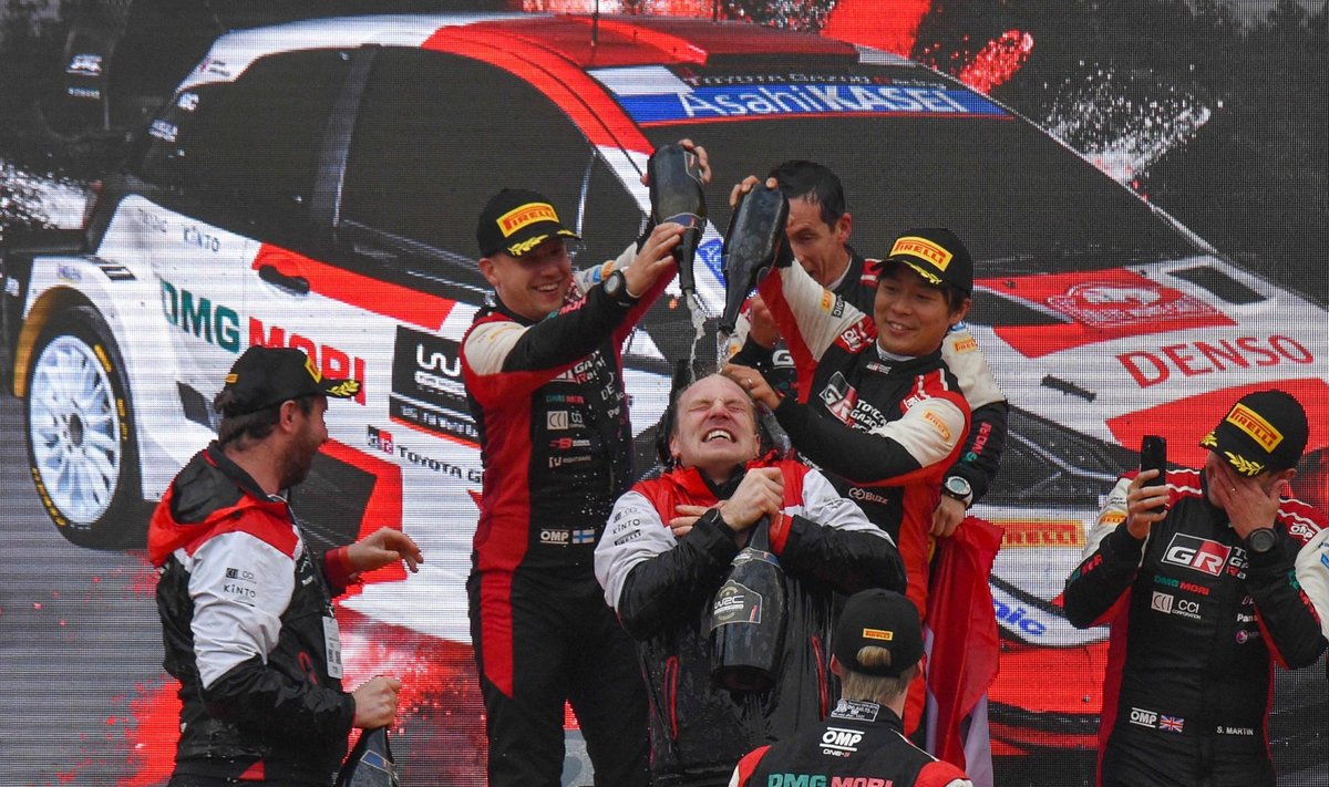 Jari-Matti Latvala (keskel) koos Toyota sõitjatega edukat hooaja lõppu tähistamas.