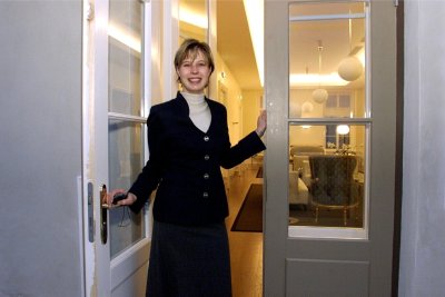 TERE TULEMAST! Kersti Kaljulaid novembris 2000 peaminister Mart Laari nõunikuna Stenbocki majas, kuhu valitsus toona Toompea lossist kolis.