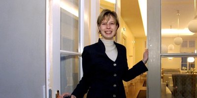 TERE TULEMAST! Kersti Kaljulaid novembris 2000 peaminister Mart Laari nõunikuna Stenbocki majas, kuhu valitsus toona Toompea lossist kolis.