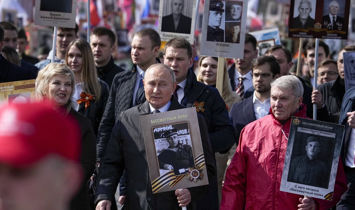 Владимир Путин принимает участие в шествии "Бессмертного полка"