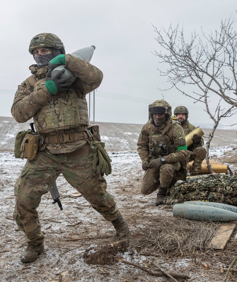 Ukraina relvajõudude liikmed valmistuvad tulistama haubitsast 2A65 Msta-B. Foto tehtud 6. veebruaril 2023 Donetskis.