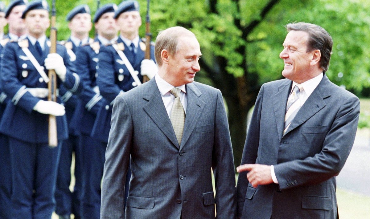 AASTA 2000: Saksamaa kantsler Gerhard Schröder ja Venemaa president toona veel võrdsete partneritena Berliinis. Varsti pärast kantsleriametit läks Schröder venelaste palgale ja on seal siiani.