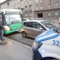 DELFI FOTOD | Tallinnas Narva maanteel põrkasid kokku buss ja sõiduauto, liiklus on häiritud