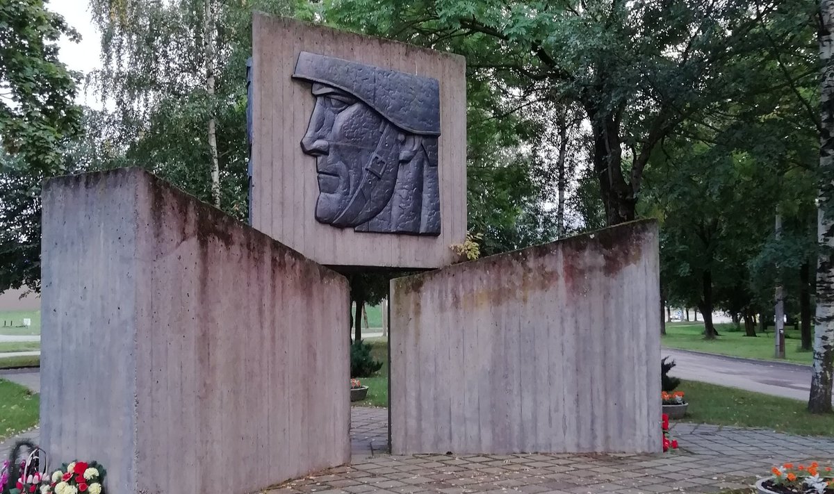 TULEKS SÄILITADA: Monument tundmatule sõdurile Sillamäel.