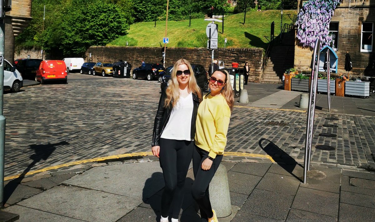 Triinu (paremal) koos sõbrannaga Edinburghis