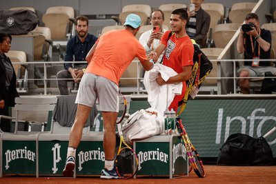 Rafael Nadal ja Carlos Alcaraz tervitasid teineteist Roland Garrosi peaväljakul trennis.
