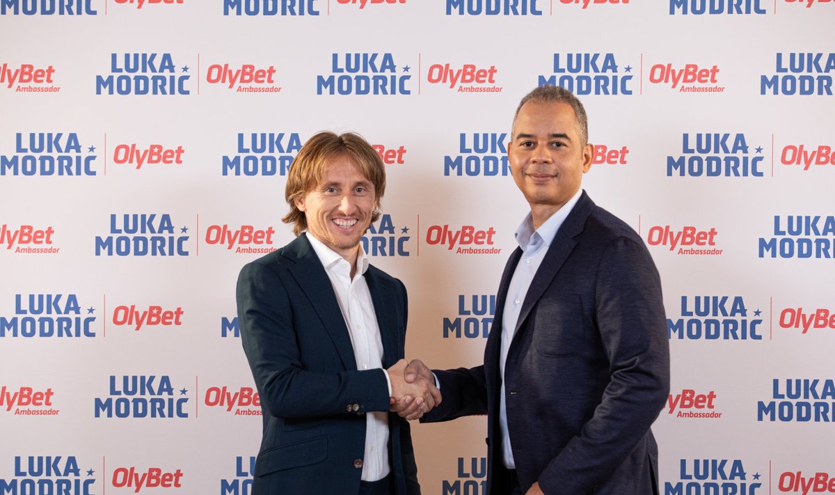 Koostööleppe sõlmimine: Luka Modrić (vasakul) ning Olympic Entertainment Groupi ja OlyBet Groupi juht Corey Plummer (paremal)