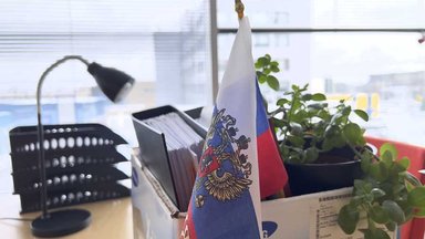 ОТВЕЧАЕТ ЮРИСТ | Любовь к российской символике: что можно и что нельзя делать на рабочем месте и в интернете, чтобы не лишиться должности?