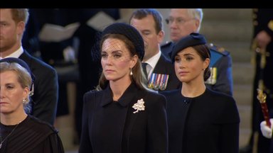FOTO | Tükike Dianat: printsess Kate tegi kuninganna kirstu juures üllatava austusavalduse hoopis ämmale