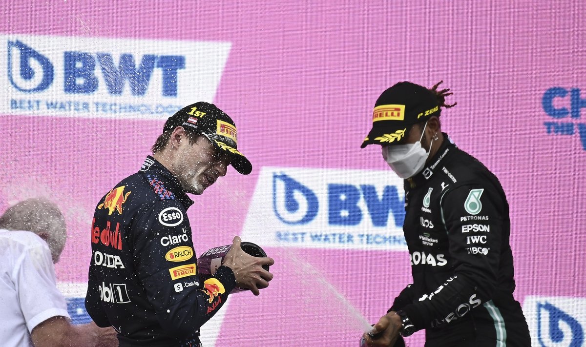 Lewis Hamiltoni (paremal) ainus rõõm on tiitli poole liikuv Max Verstappen šampanjat täis pritsida.