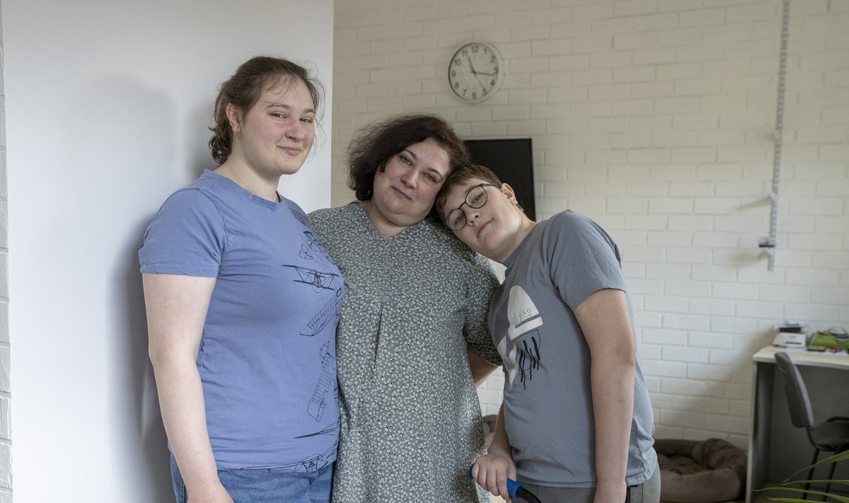 Alexandra ema Julia Jolkini sõnul tekitas kolm aastat tagasi saadud diagnoos šoki, kuid Alexandra hirmu ei tundnud. Akimile, kes oli toona üheksa-aastane, õe haiguse raskusest esialgu ei räägitud.