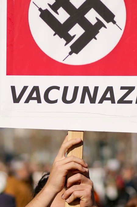 GLOBAALSELT LAIENEB KA VASTUSEIS: Plakat 23. jaanuaril Barcelonas toimunud kohustusliku vaktsineerimise ja vaktsiinipasside vastaselt meele­avalduselt World Protest for Freedom 6.0.