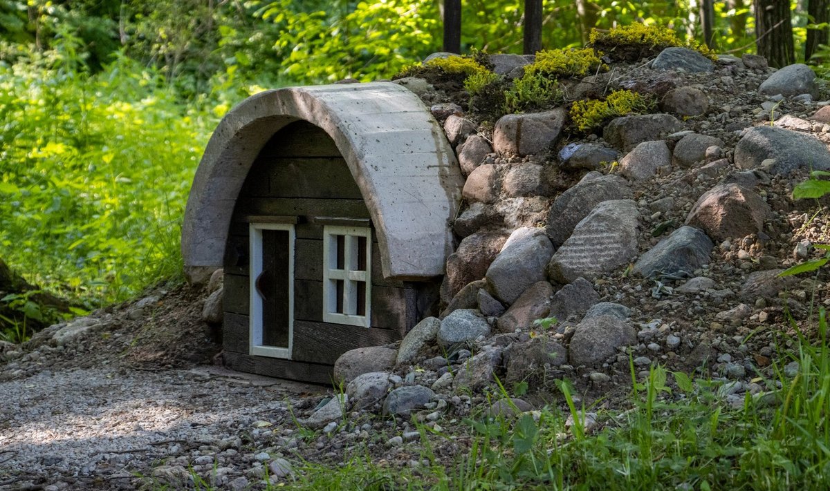 Сказочные домики построили на Ореховой горке в Нарве