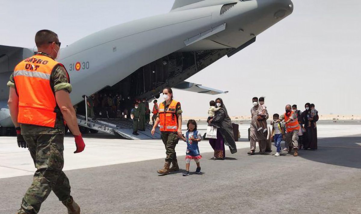 Hispaania kaitseministeerium avaldas foto sellest, kuidas evakueeritud afgaanid olid eile vahemaandumisel Doha lennujaamas.