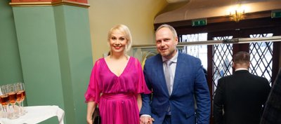 SÄRAVAD Estonia ooperiteatri primadonna Helen Lokuta abikaasa Madisega käsikäes peole saabumas.