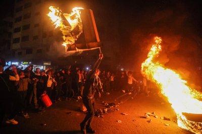 Gaza sektoris tähistasid palestiinlased eilset veresauna rehvide põletamise ja ilutulestikuga. 