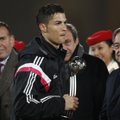 VIDEO: Solvunud Ronaldo ei surunud autasustamisel Platini kätt