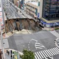 Jaapanis varises osa tiheda liiklusega ristmikust mürinal maa alla