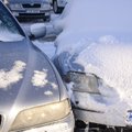 Таллинн напоминает: парковаться на газонах нельзя даже зимой