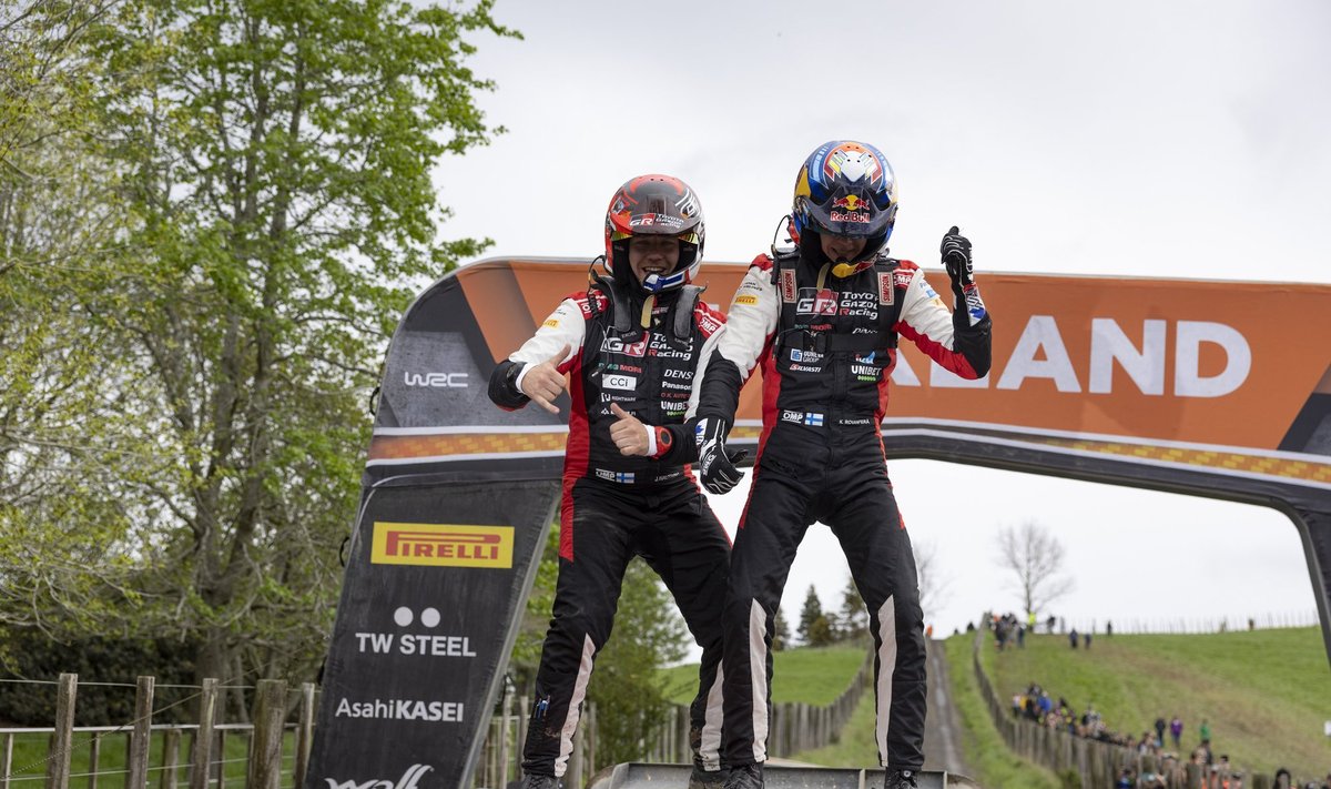 Maailmameistrid Jonne Halttunen ja Kalle Rovanperä (paremal) vihtusid finišis võidutantsu.