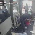 VIDEO | Vähem kui minutiga 2 miljonit dollarit kahju: New Yorgis rööviti päise päeva ajal juveelipoodi
