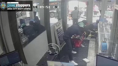 VIDEO | Vähem kui minutiga 2 miljonit dollarit kahju: New Yorgis rööviti päise päeva ajal juveelipoodi