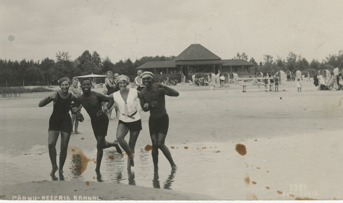 MENU NAISTE SEAS: Kaks mustanahalist noormeest lustivad ühes kohalike neidudega Pärnu rannas 1927. aasta suvel.
