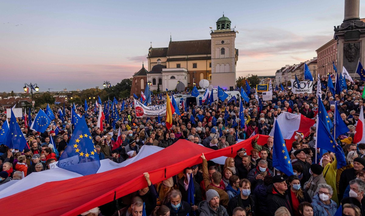 Varssavis protestiti Euroopa Liidu seadusi rikkuva kohtureformi vastu juba möödunud aasta oktoobris. Rahvas lehvitas EL-i ja Poola lippe ning keeldus Polexitist.