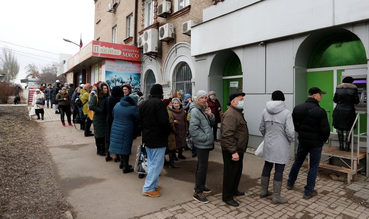 Sõja puhkedes seisavad inimesed kohe silmitsi maksevahendite probleemidega. Pangaautomaadi järjekord Ukrainas Donetskis