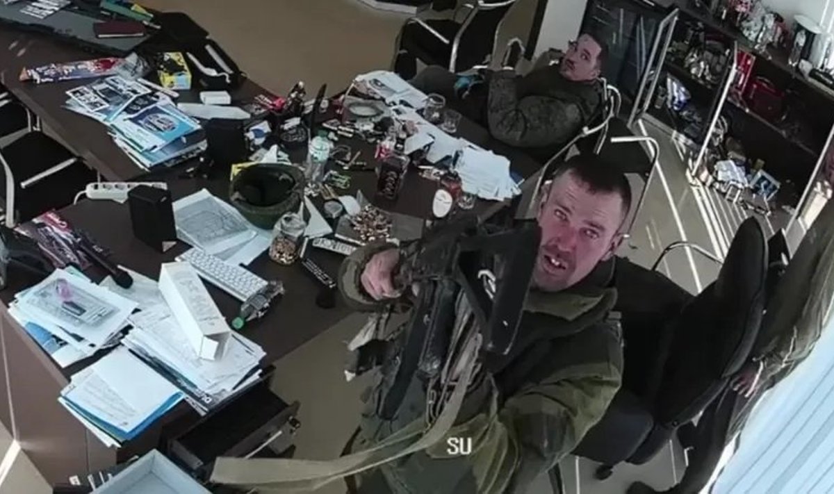 Российские солдаты сначала не заметили камеры видеонаблюдения, а потом уничтожили одну из них