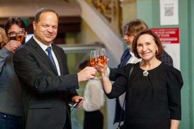 TERVISEKS Vene Teatri uus juht Svetlana Jantsek tõstab külaliste tervituseks klaasi.