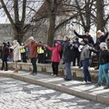 ФОТО | Антикоронавирусные протесты на Тоомпеа: люди выстраиваются в цепь, взявшись за руки. Присутствуют и дети