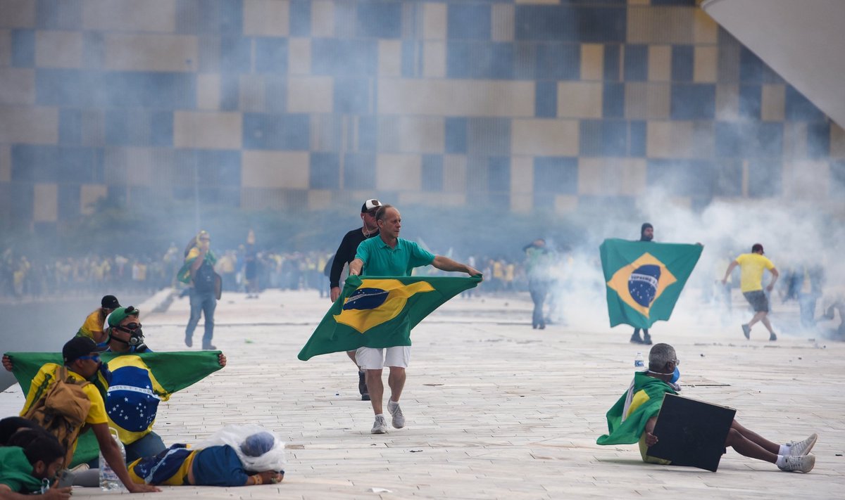 Сторонники Болсонару во время демонстрации против президента Луиса Инасиу Лулы да Силвы у дворца Планальто в Бразилиа 8 января 2023 года