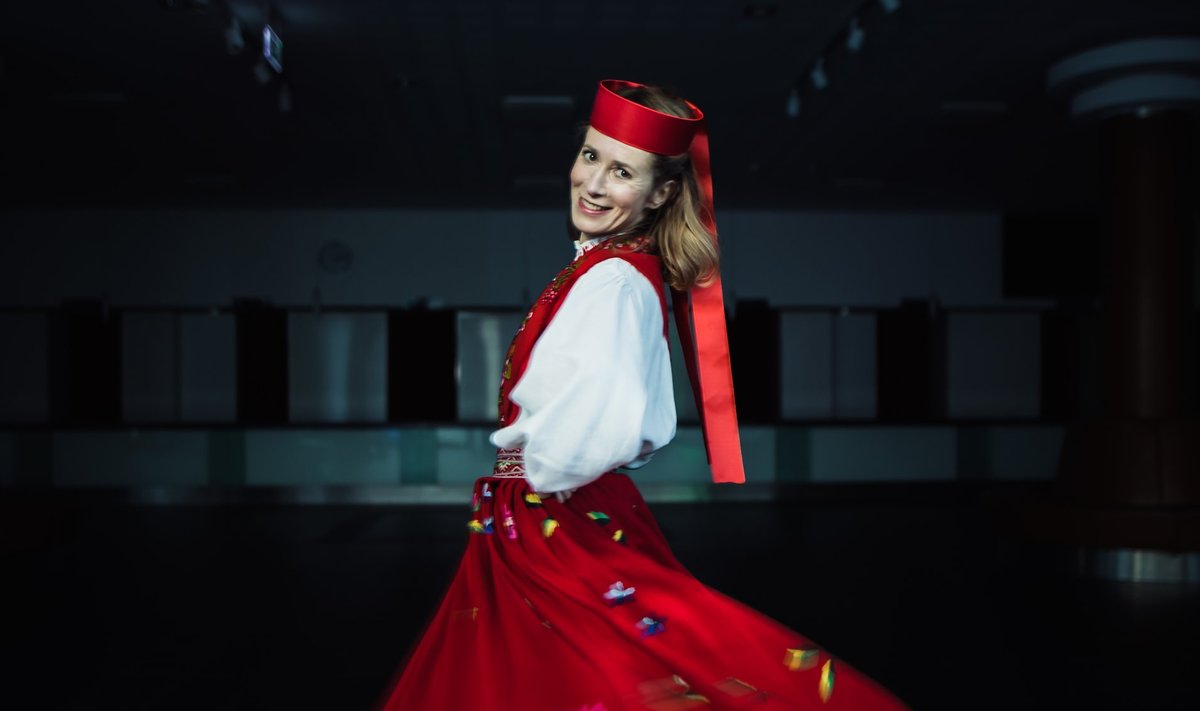 Kaja Kallas tantsis rahvatantsuansamblis Sõleke ning esines sellega koos loendamatutel festivalidel ja muudel üritustel.