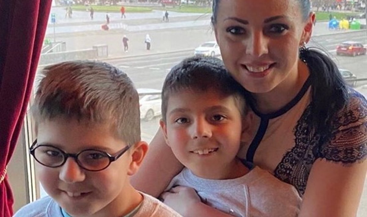 Aljona Krasnenkova jagab oma üleelamisi sellest, kuidas ta juba kaks kuud ei tea, kus on tema nooremad lapsed. Sõja alguses viis nende isa lapsed ilma Aljona nõusolekuta ära.