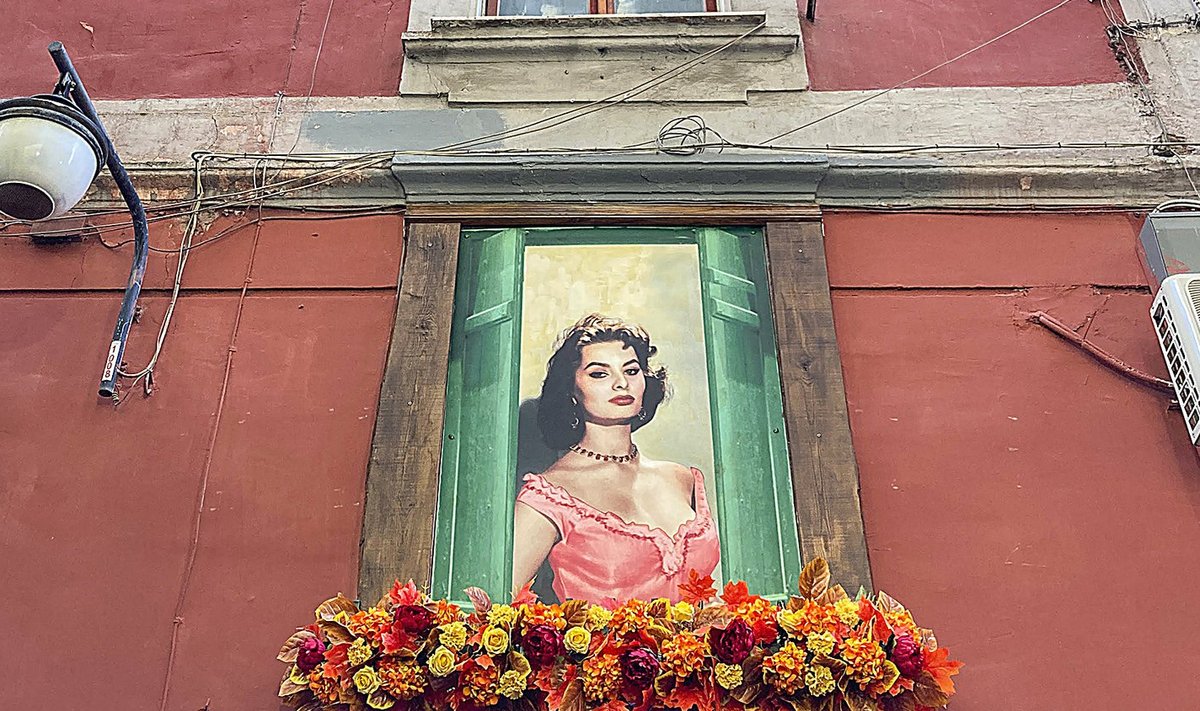 Legendaarne Sophia Loren troonimas värvika Quartieri Spagnoli seinal.