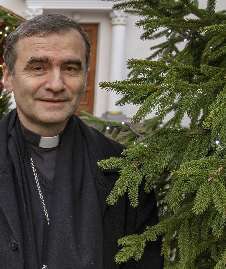 23 aastat Eestis elanud piiskop Philippe Jourdan ütleb, et selle aja jooksul on siinsed inimesed küll jõukamaks saanud, kuid ühiskond muutunud selliseks, et tõelisi hädalisi on raskem märgata.