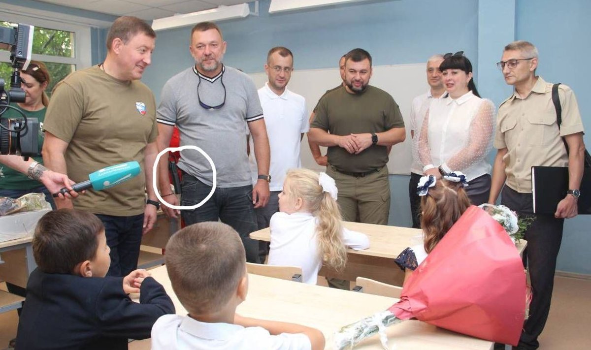 Mariupoli nukuvalitsuse liikmed klassi ees