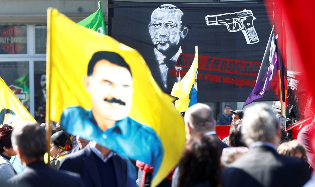 Referendumi eel toimuvad meeleavaldused nii Türgis kui ka Lääne-Euroopas. Pildil Erdoğani vastane miiting Šveitsis Bernis