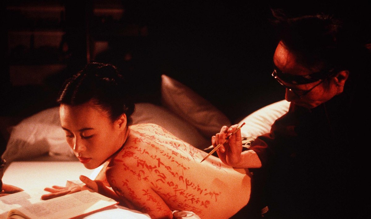 FILM, MIS JÄÄB KUMMITAMA: Walesi stiilimeistri Peter Greenaway „Padjaraamat“ (1996) oli osalt inspireeritud Sei Shōnagoni „Padja­märkmetest“. Filmi pea­tegelane Nagiko (Vivian Wu) on sensuaalne Jaapani modell, kes on nii kehaliste kui vaimsete naudingute jahil.