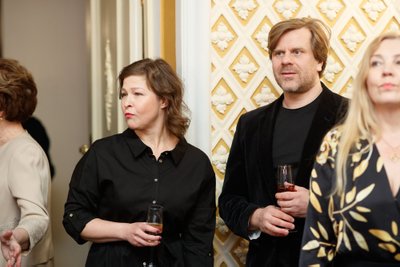 VANEMUISE ESINDUS Lavastaja Katrin Pärnal ja näitleja Karol Kuntselil oli austav ülesanne anda üle käesoleva aasta laureaatidele nende auhinnad.
