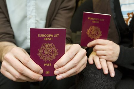 Mõistagi puudutab see ka üha suuremat hulka inimesi, kellel on samaaegselt Eesti kodakondsusega ka mõne teise riigi kodakondsus,” ütles Siim Kallas