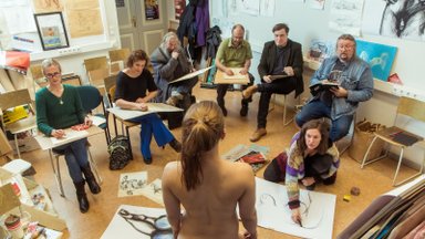 Tartu ülikooli kunstikabinetis koguneb iga nädal seltskond harrastajaid akti joonistama. Mida tunneb aktiks poseeriv modell?