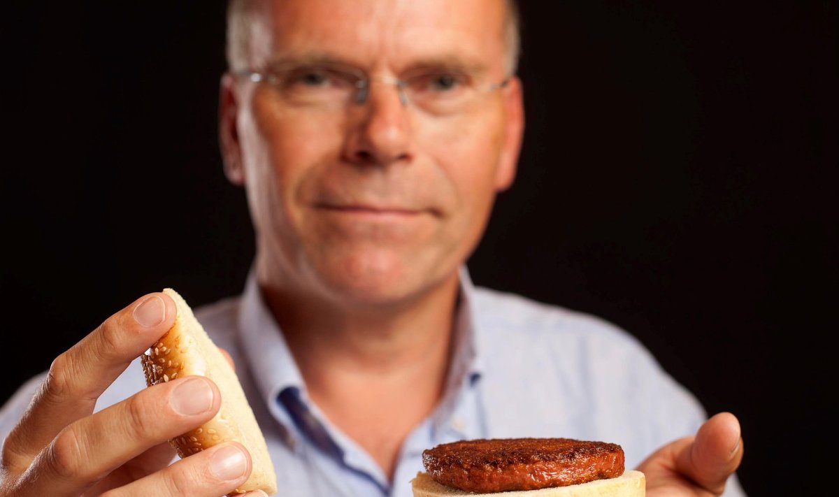 Professor Mark Post ja tema esimene 2013. aastal loodud burgeripihv