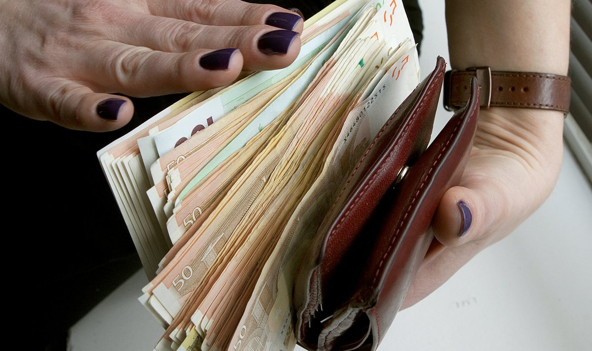 Новый кошелек что нужно сделать. Женщина держит кошелек с деньгами. Что нужно носить в кошельке чтобы водились деньги.