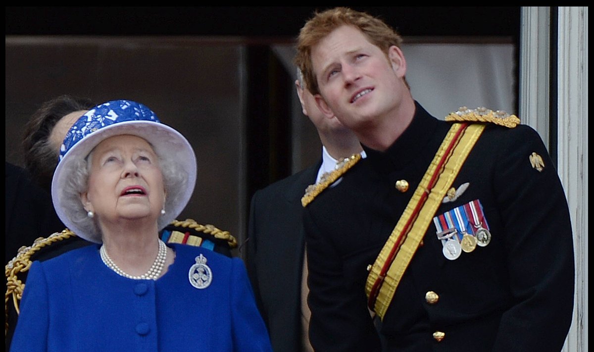 Kuninganna Elizabeth II ja prints Harry 2013. aastal Buckinghami palee rõdul.