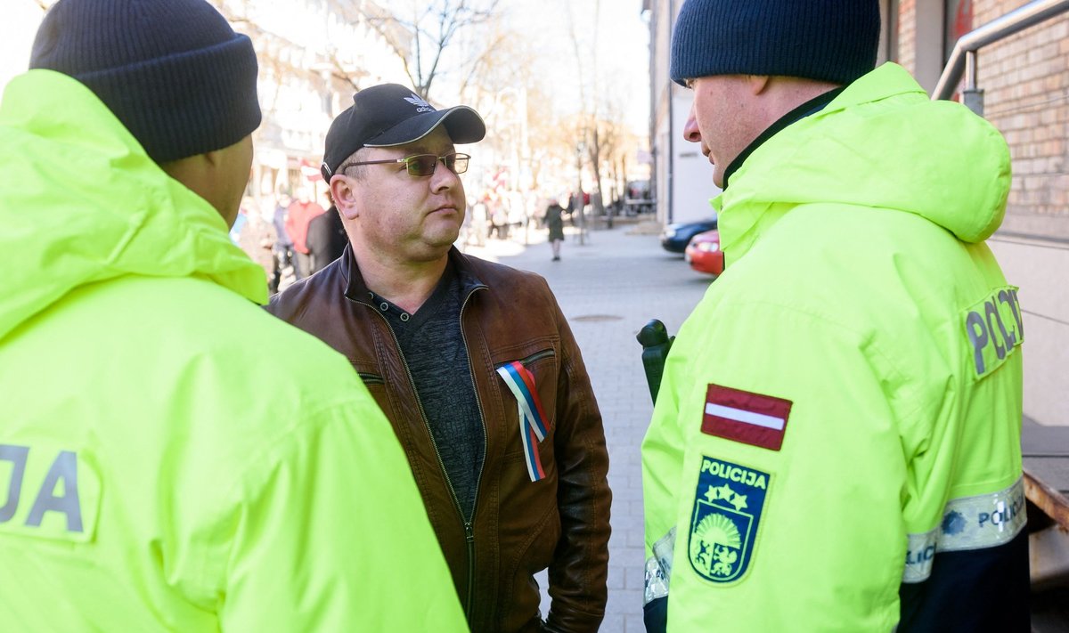 Venemeelne aktivist Daugavpilsis Ukraina-meelsete demonstratsioonil. Läti kodakondsuseta isik sellise suhtumisega enam Lätti ei pääse.