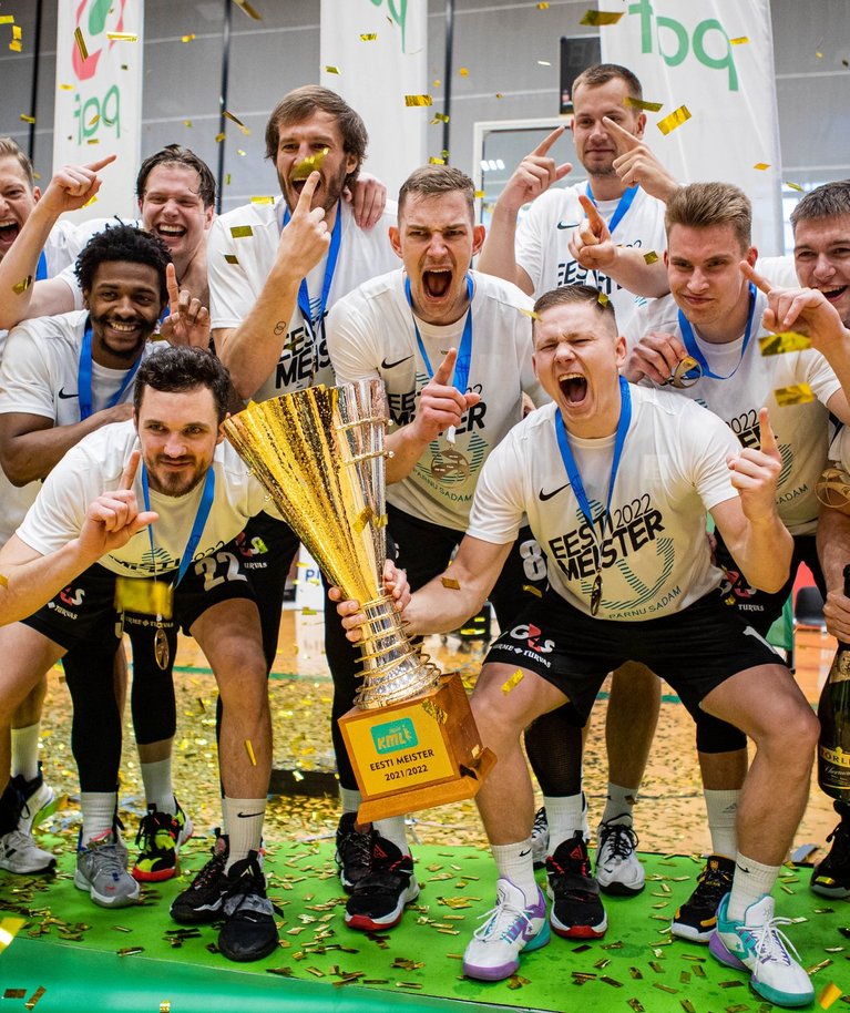 Tehtud: Pärnu Sadama mängijad lasid pärast kulda emotsioonid valla.