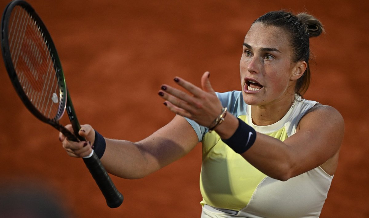 Arina Sabalenka oma frustratsiooni tribüünil istuva treeneri peal välja elamas.