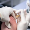 Коронавирус в мире: вакцина Moderna ждет лицензии, компьютер решит, нужна ли реанимация